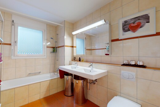 bad mit tile wall, fliesenwand, kombiniertes bad / dusche, spiegel, und komplettes badezimmer