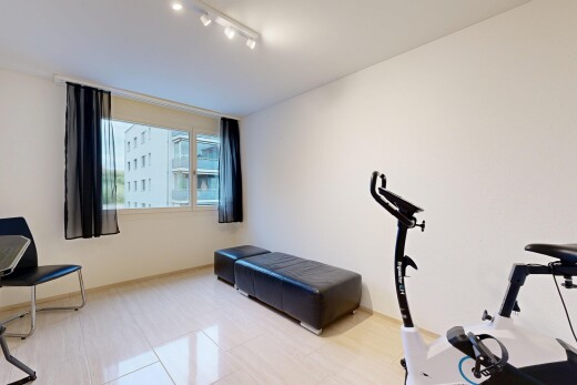fitnessstudio mit drywall, gipskartonwand, inside property, und light floor