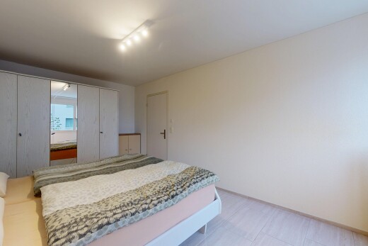 zimmer / schlafzimmer mit drywall, gipskartonwand, deckenbeleuchtung, light floor, und kleiderschrank