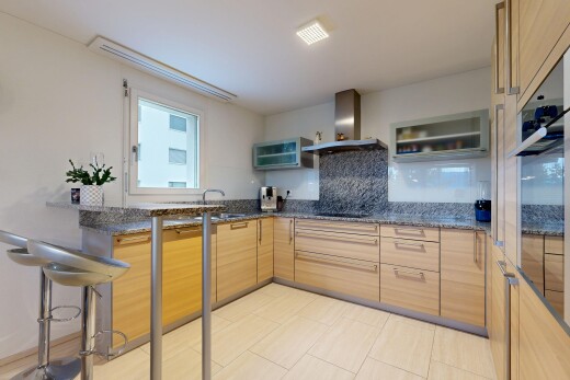 küche mit dunstabzugshaube, light floor, stone countertops, stein arbeitsplatten, und ofen