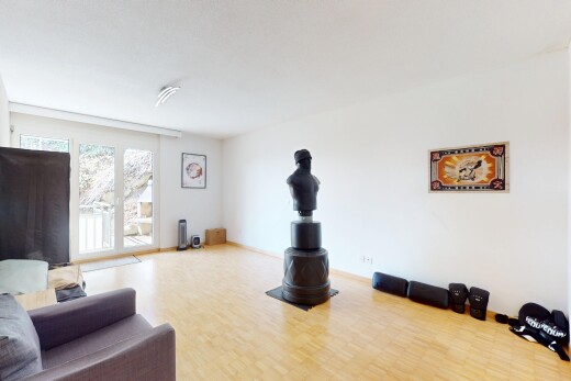 wohnzimmer mit holzfußboden, gipskartonwand, und natürliches licht