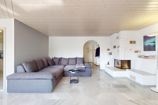 wohnzimmer mit gipskartonwand, holzdecke, dachschräge, und gewölbte gehwege