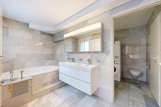 salle de bains avec mur en carrelage, tile wall, double vasque, salle de bain complète, et bain