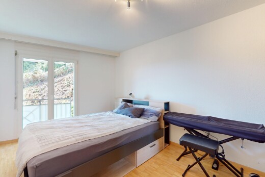 zimmer / schlafzimmer mit holzfußboden, gipskartonwand, natürliches licht, und außenzugang