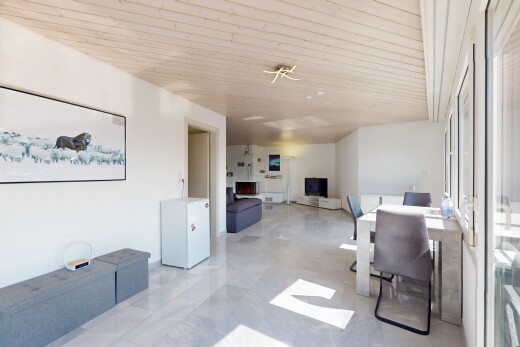 wohn- / esszimmer mit holzdecke, fernseher, und gipskartonwand