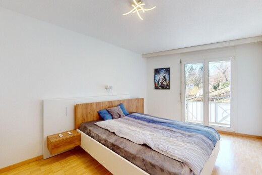 zimmer / schlafzimmer mit holzfußboden, gipskartonwand, natürliches licht, und sockelleisten