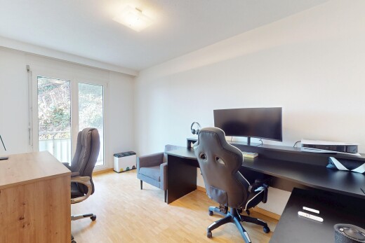 büro mit fernseher, gipskartonwand, natürliches licht, bürobereich, und holzfußboden