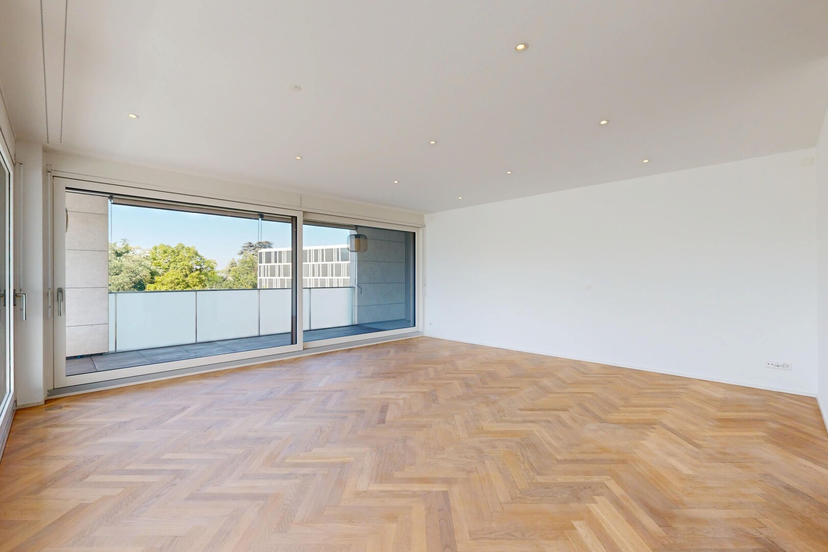 pièce vide avec parquet floor, inside property, day time, sol en finition bois, et wood finish floor