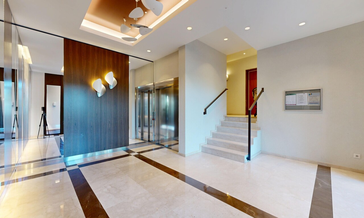 réception / lobby avec inlaid floor, escaliers, inside community, recessed lighting, et tray ceiling