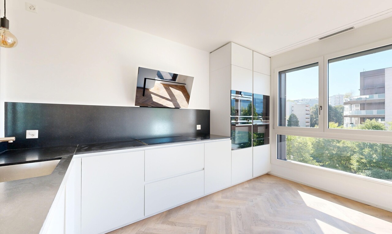 cuisine avec armoires à panneau plat, flat panel cabinets, inside property, parquet floor, et light floor