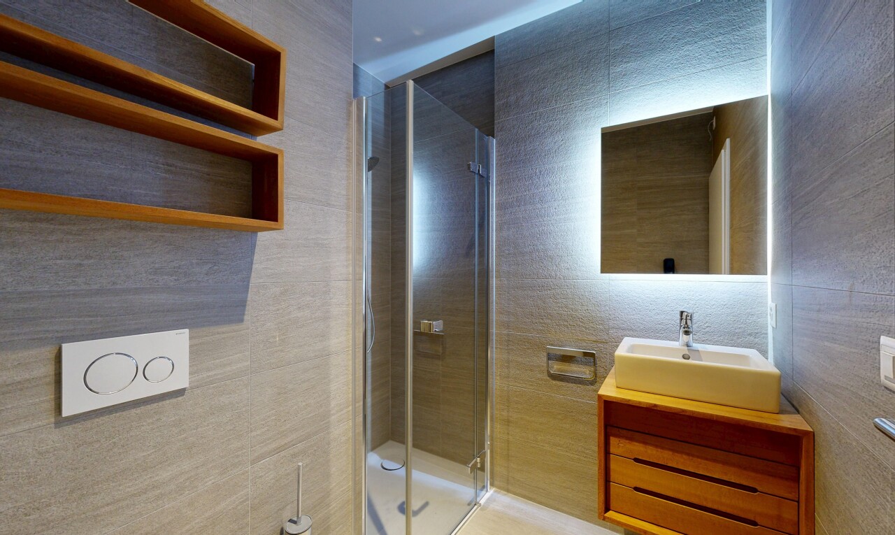 salle de bains avec douche, salle de bain complète, lavabo (ou coiffeuse selon le contexte), évier, et inside property