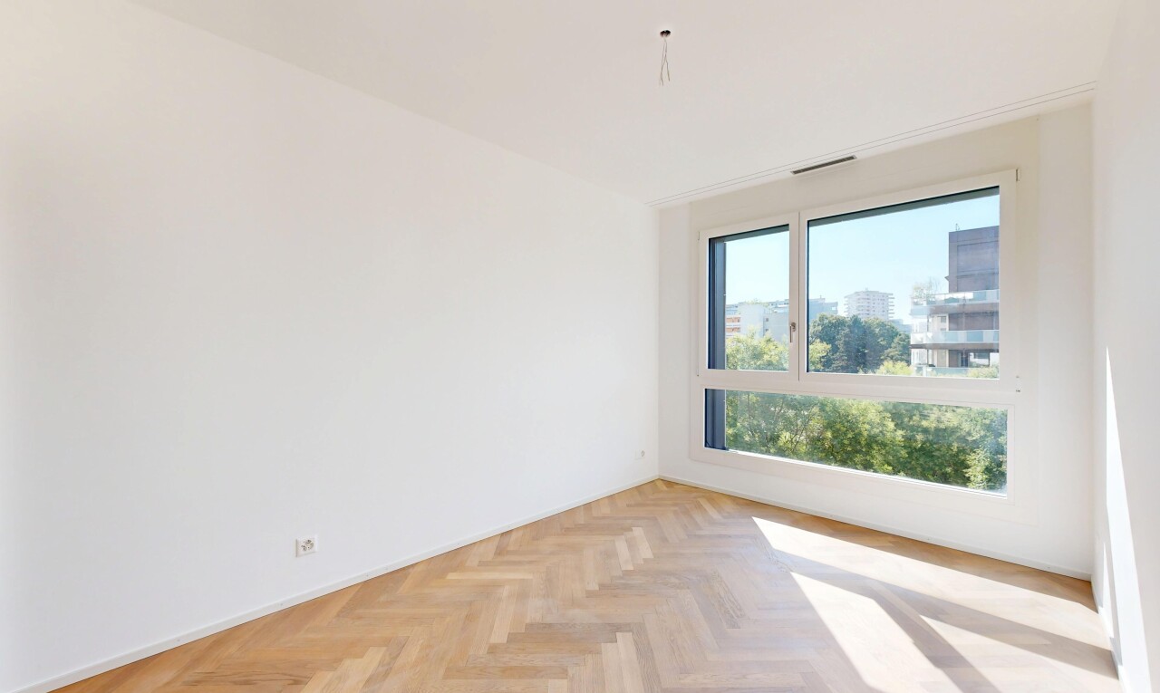 pièce vide avec day time, parquet floor, inside property, cloison sèche, et drywall