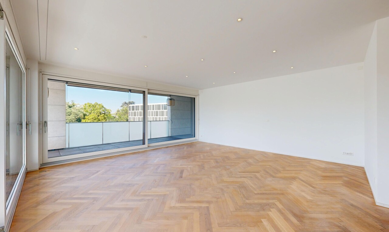 pièce vide avec parquet floor, inside property, day time, sol en finition bois, et wood finish floor