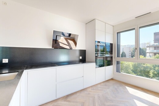 cuisine avec armoires à panneau plat, flat panel cabinets, inside property, parquet floor, et light floor