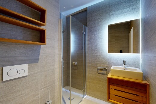 salle de bains avec douche, salle de bain complète, lavabo (ou coiffeuse selon le contexte), évier, et inside property