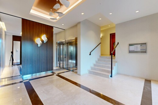 réception / lobby avec inlaid floor, escaliers, inside community, recessed lighting, et tray ceiling