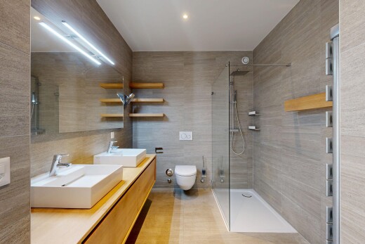 salle de bains avec mur en carrelage, tile wall, douche, double vasque, et salle de bain complète