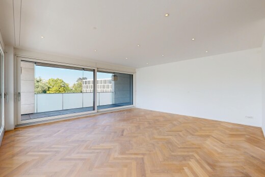 pièce vide avec parquet floor, inside property, day time, sol en finition bois, et wood finish floor
