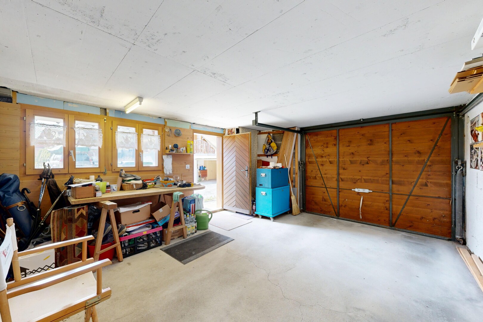 bureau avec mur en bois, wood wall, sol en béton, concrete floor, et inside property
