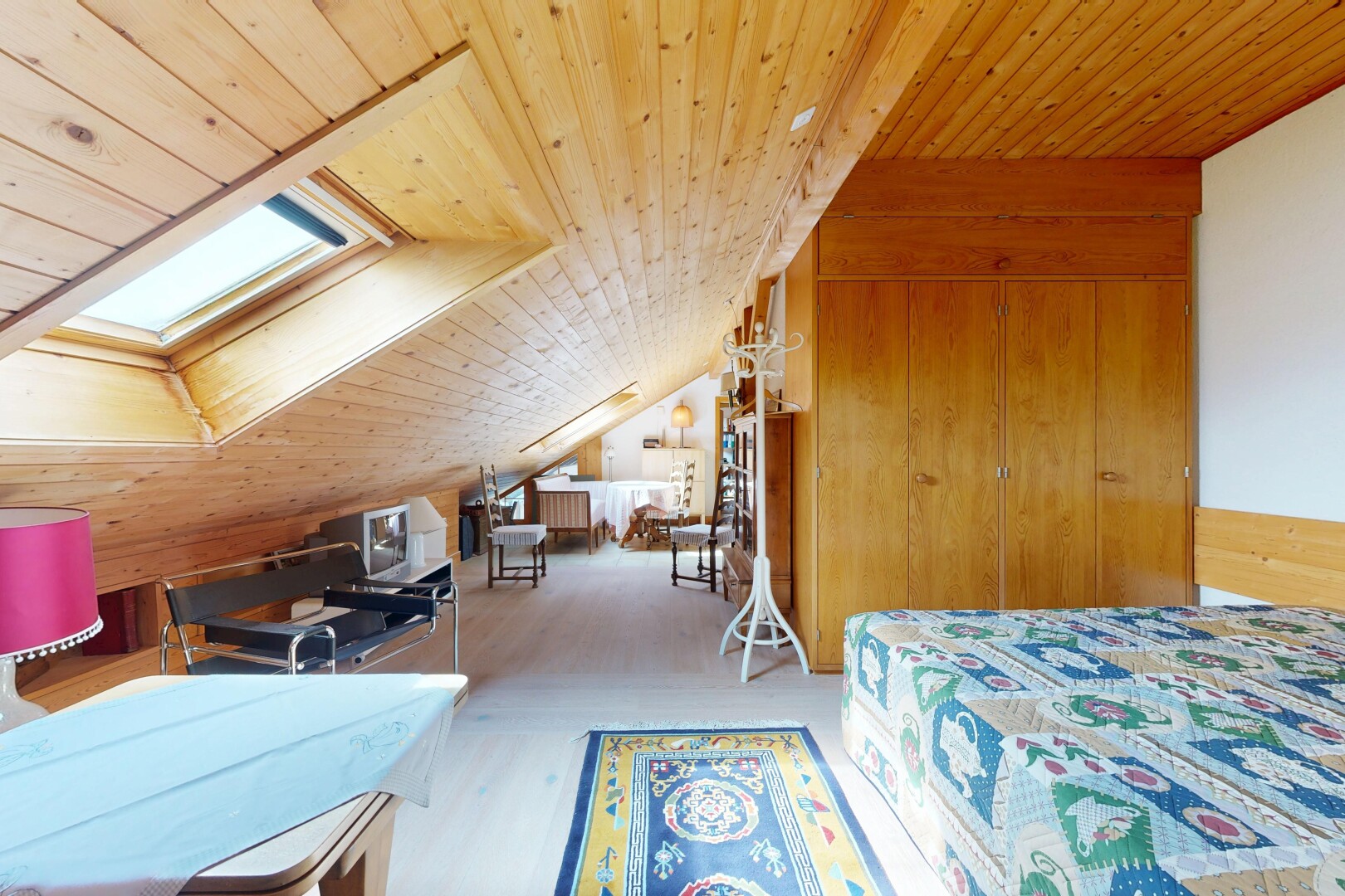 chambre avec plafond en bois, wood ceiling, pièce supplémentaire, puits de lumière, et inside property
