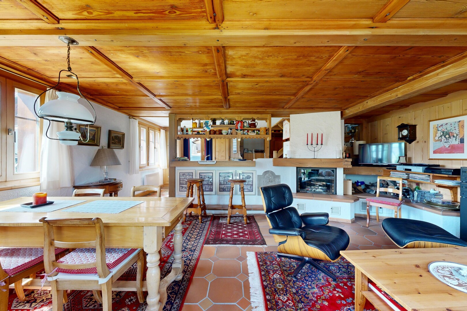 salon / salle à manger avec wood ceiling, plafond en bois, natural light, lumière naturelle, et inside property