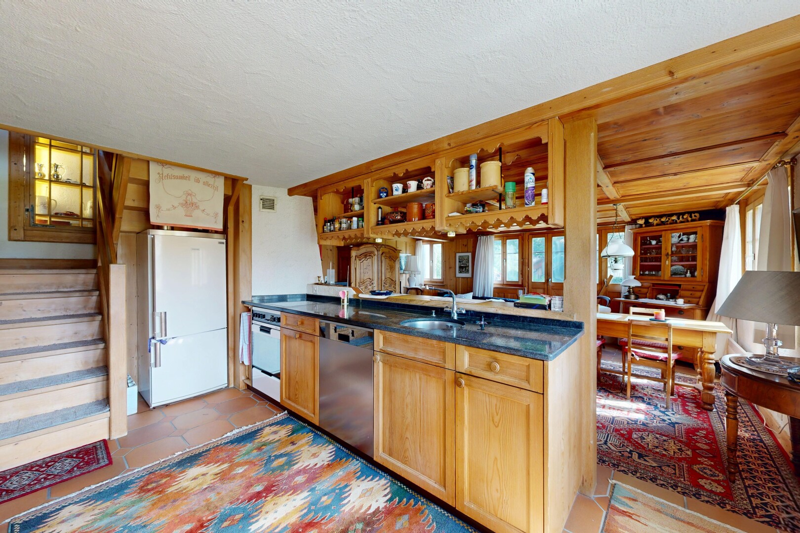 cuisine avec armoires de style shaker, shaker cabinets, fenêtre de service, pass through window, et réfrigérateur