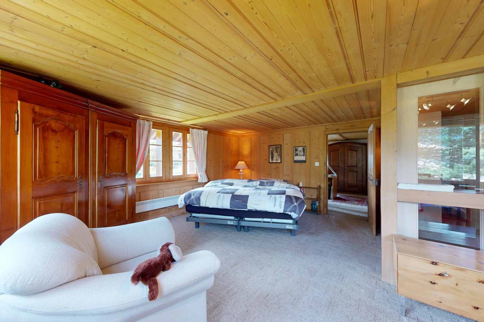 salon avec inside property, plafond en bois, wood ceiling, moquette, et carpet