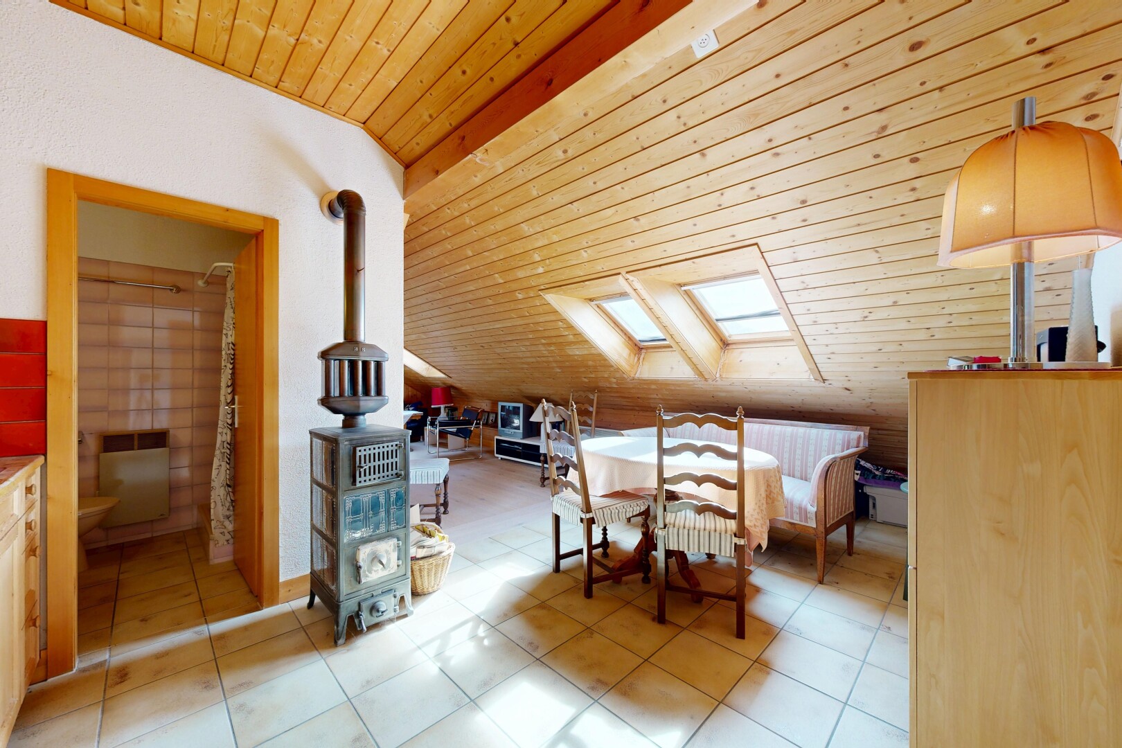 salle à manger avec plafond voûté, vaulted ceiling, plafond en bois, wood ceiling, et puits de lumière