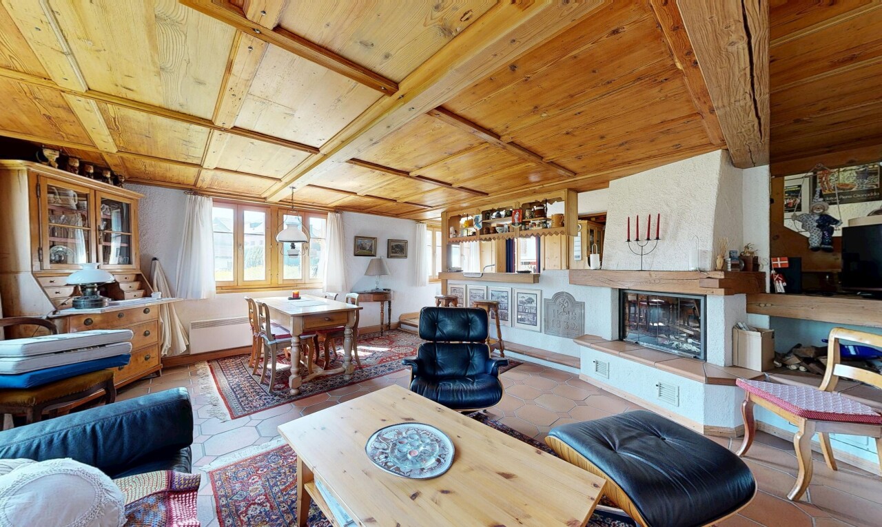 salon / salle à manger avec inside property, plafond en bois, wood ceiling, lumière naturelle, et natural light