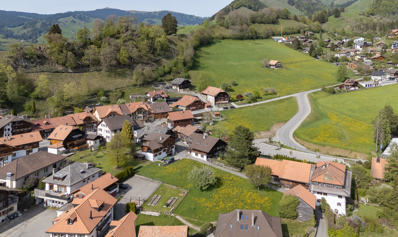 façade avec mountain view, vue sur la montagne, residential view, vue résidentielle, et aerial view