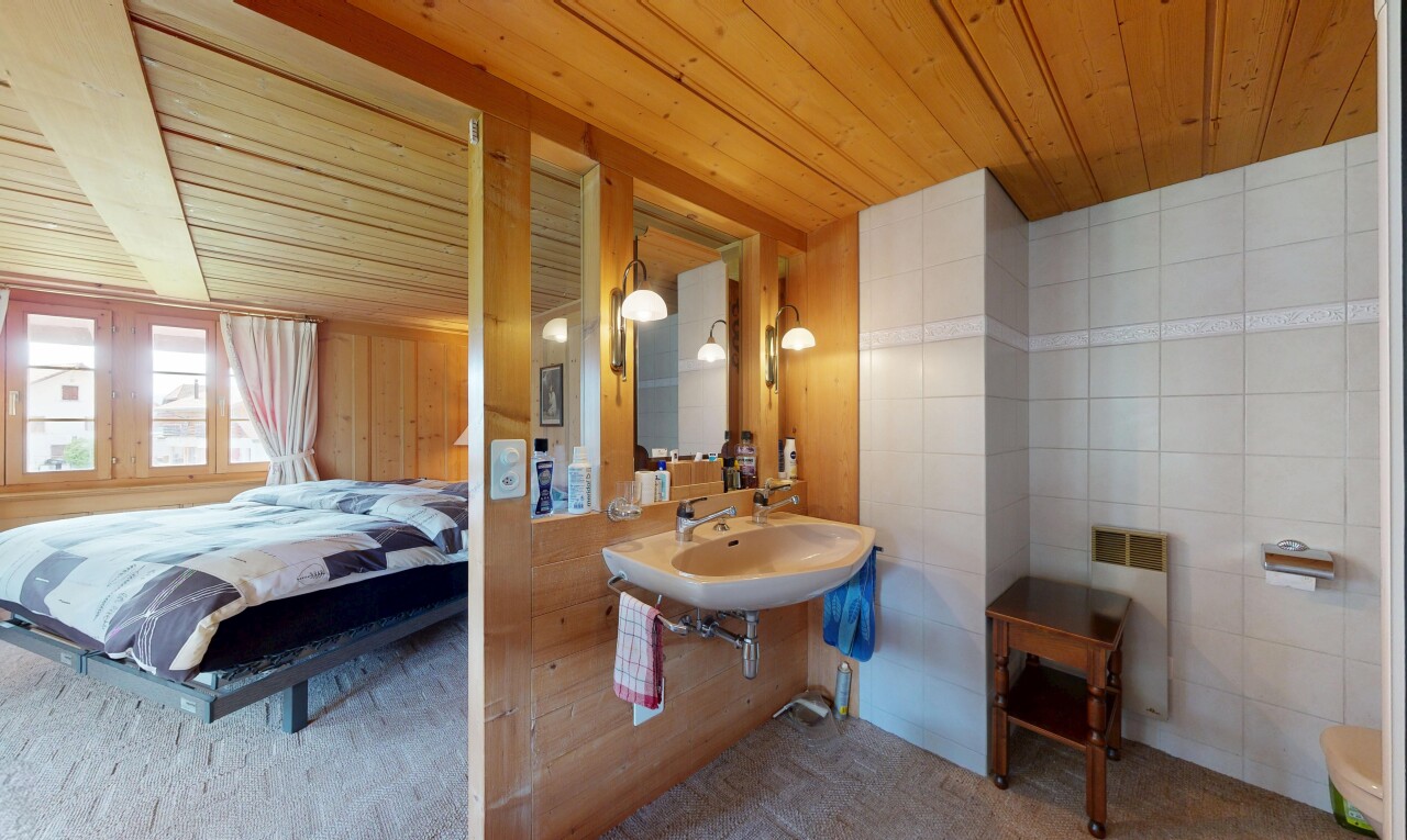 salle de bains avec miroir, inside property, plafond en bois, wood ceiling, et salle de bain attenante