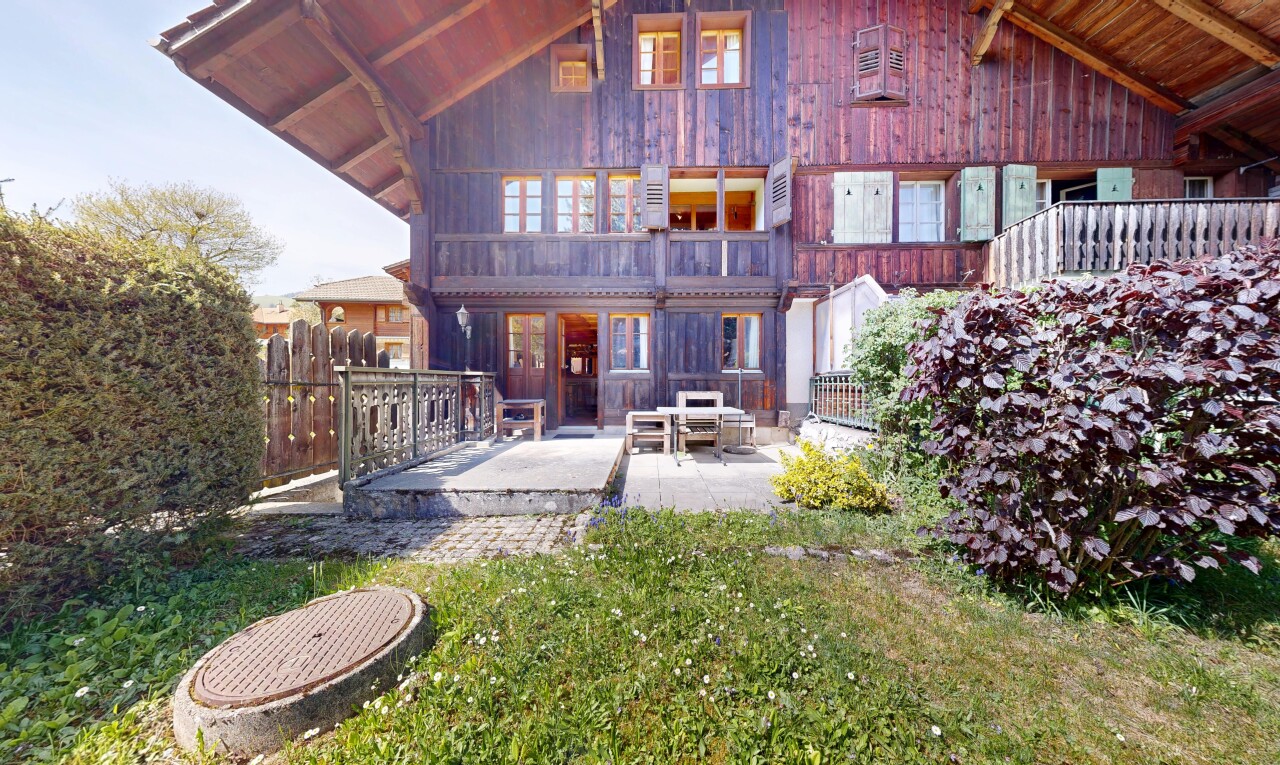 façade avec bardage vertical, balcon, terrasse, bardage en bois, et clôture