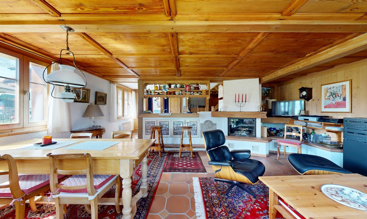 salon / salle à manger avec wood ceiling, plafond en bois, natural light, lumière naturelle, et inside property