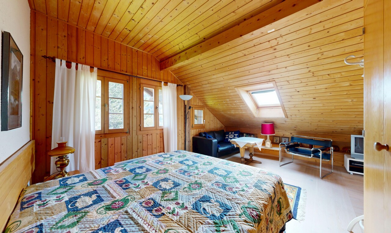 chambre avec plafond en bois, wood ceiling, plafond voûté, vaulted ceiling, et inside property