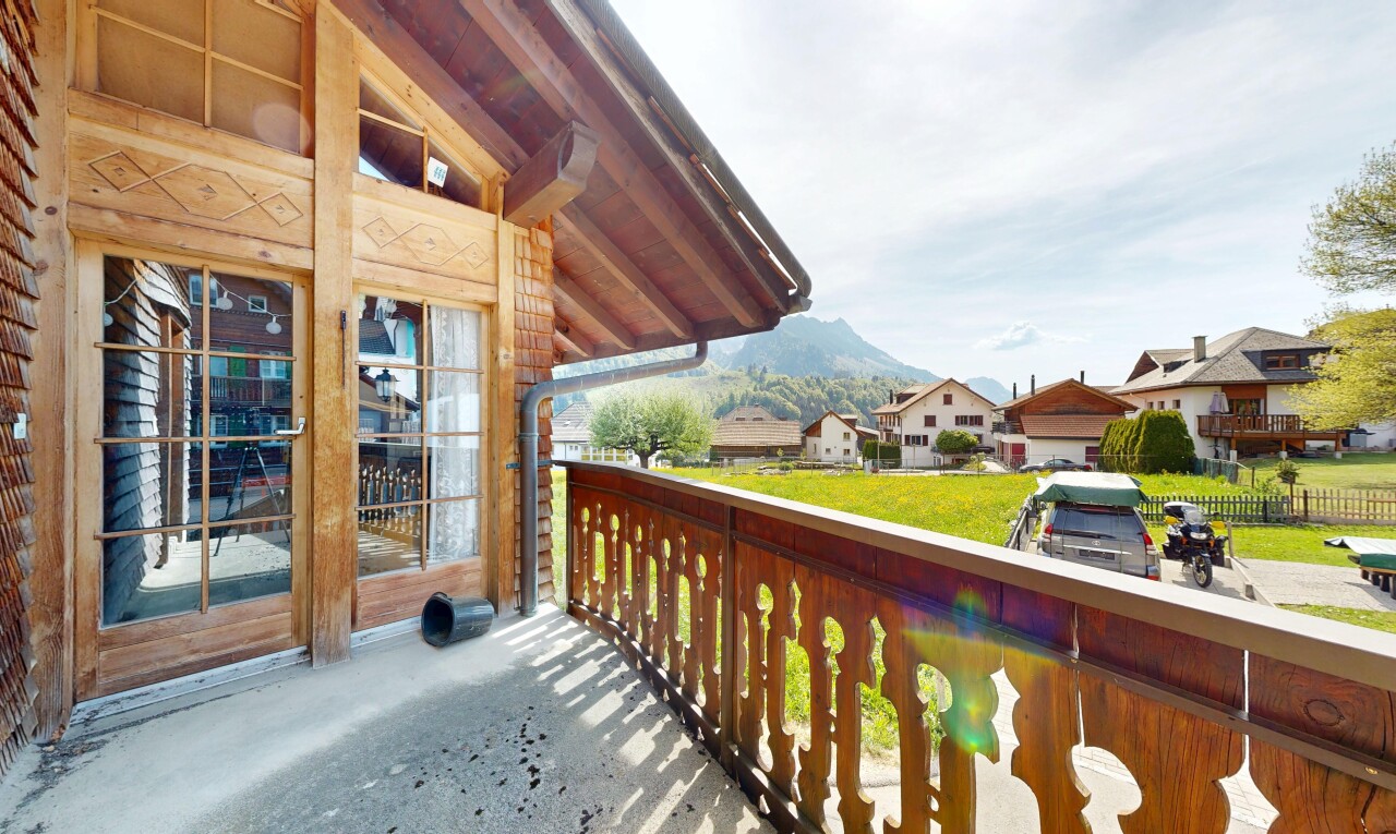 balcon avec balcon, vue résidentielle, residential view, vue sur la montagne, et mountain view
