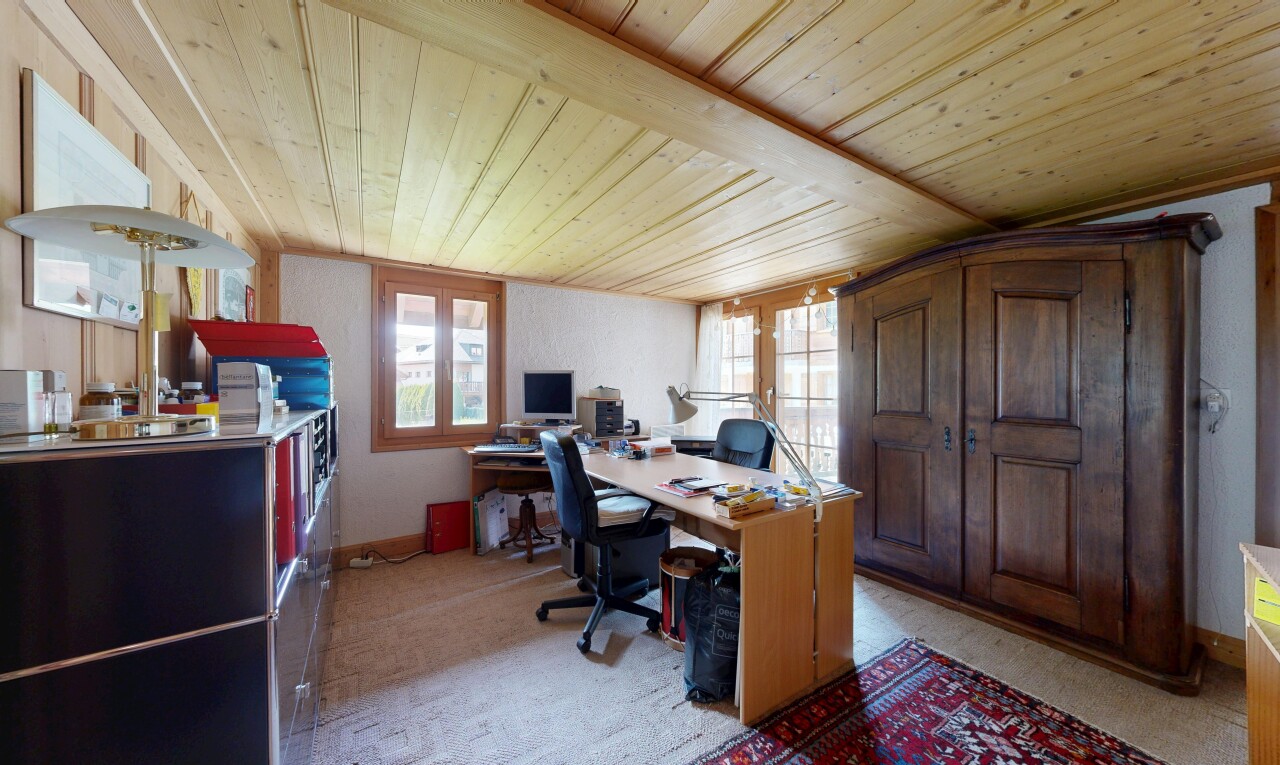 bureau avec light floor, inside property, plafond en bois, wood ceiling, et moquette