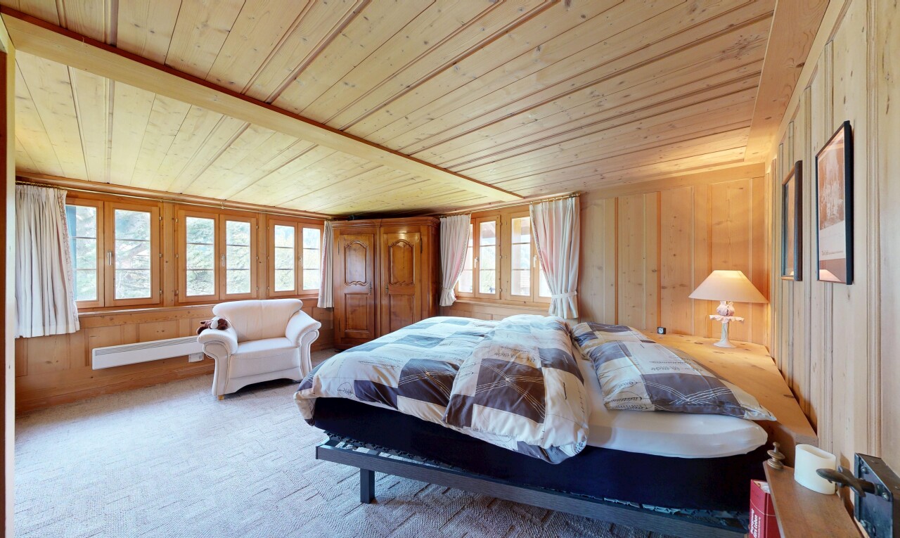 chambre avec mur en bois, wood wall, inside property, plafond en bois, et wood ceiling
