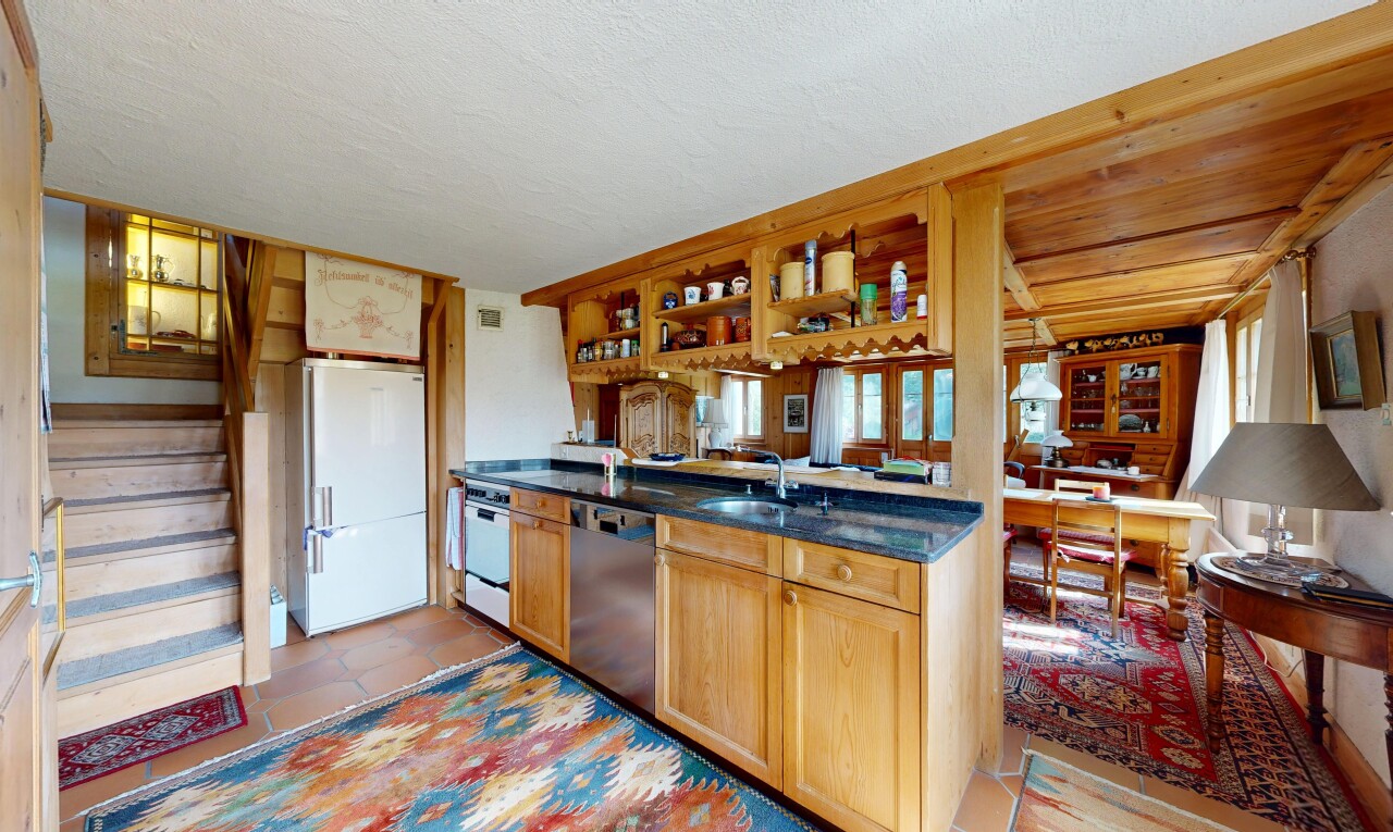 cuisine avec armoires de style shaker, shaker cabinets, fenêtre de service, pass through window, et réfrigérateur