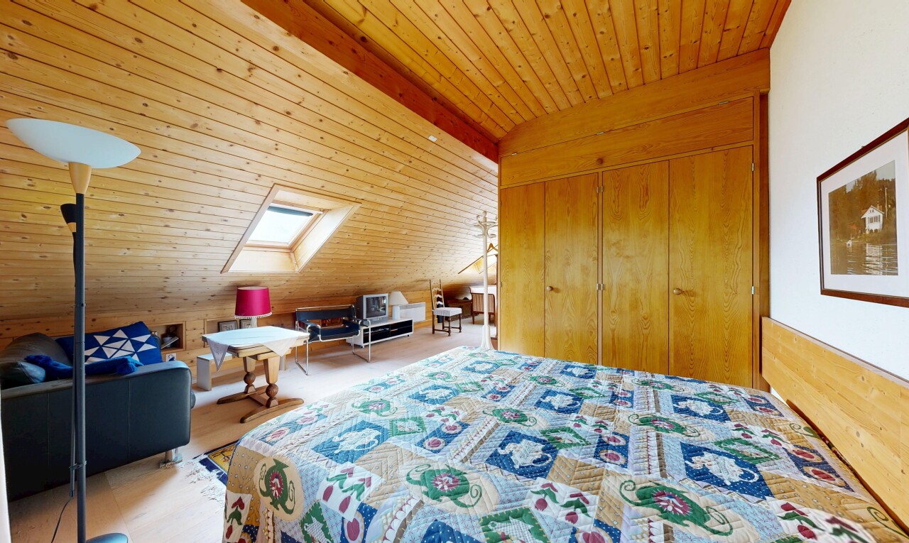 chambre avec pièce supplémentaire, mur en bois, wood wall, plafond en bois, et wood ceiling