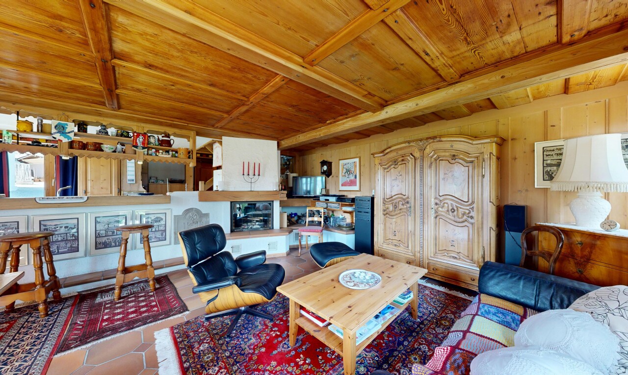 salon avec wood ceiling, plafond en bois, inside property, beamed ceiling, et plafond à poutres