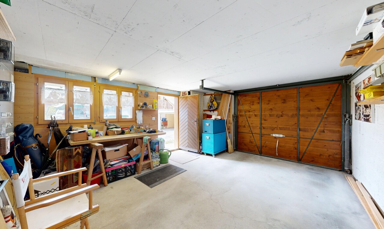 bureau avec mur en bois, wood wall, sol en béton, concrete floor, et inside property