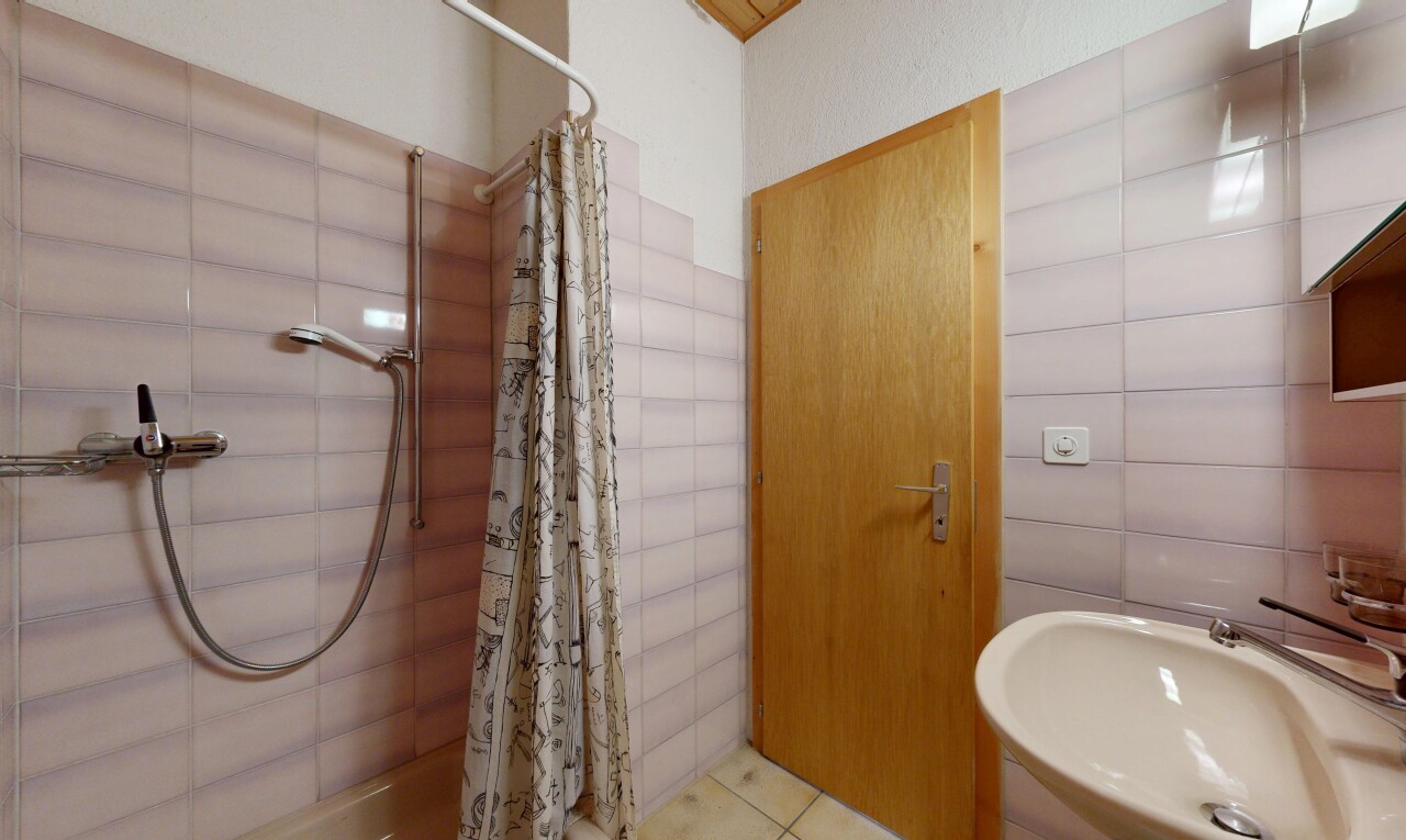 salle de bains avec douche, salle de bain complète, évier, light floor, et tile wall