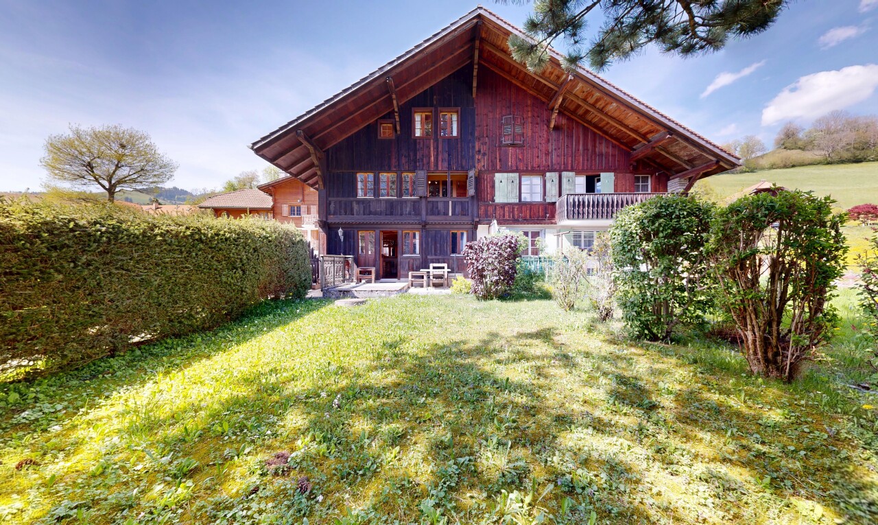 façade avec from property, pelouse, bardage vertical, day time, et bardage en bois