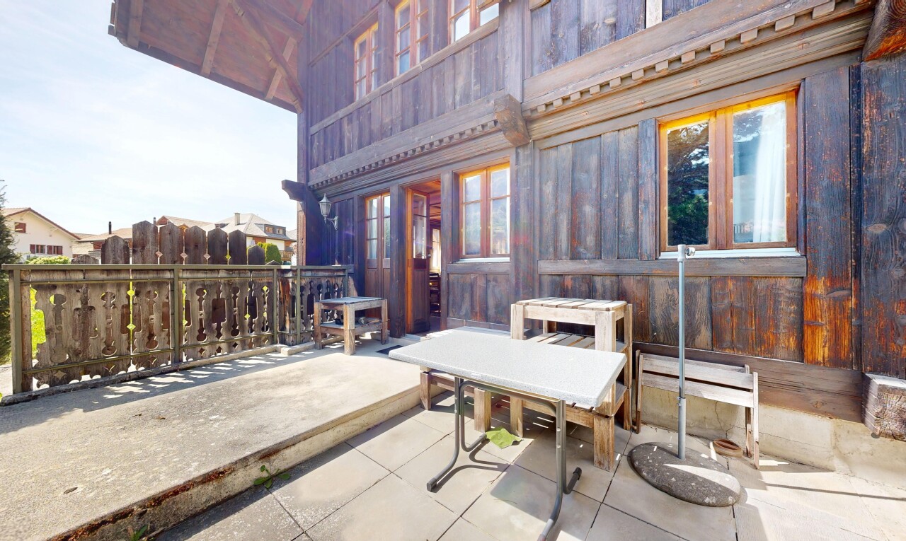 terrasse avec terrasse, clôture, et day time