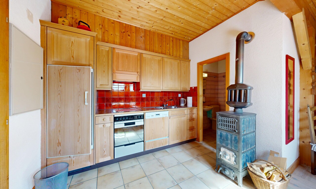 cuisine avec armoires marron clair, light brown cabinets, dosseret, backsplash, et light floor