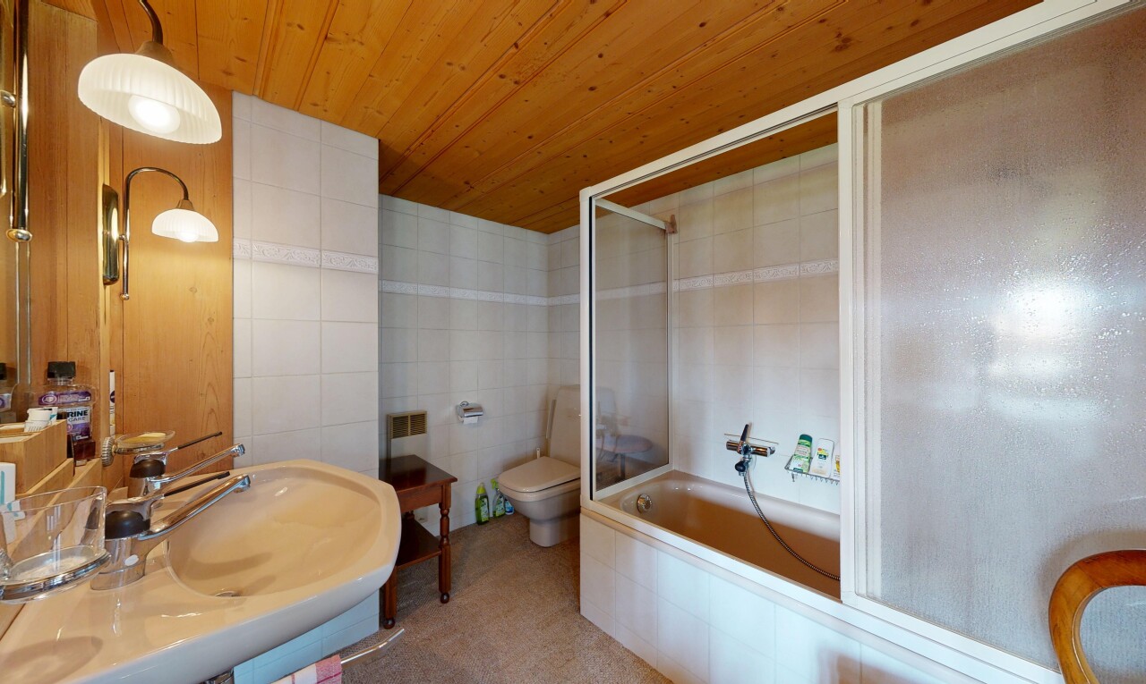 salle de bains avec mur en carrelage, tile wall, plafond en bois, wood ceiling, et salle de bain complète