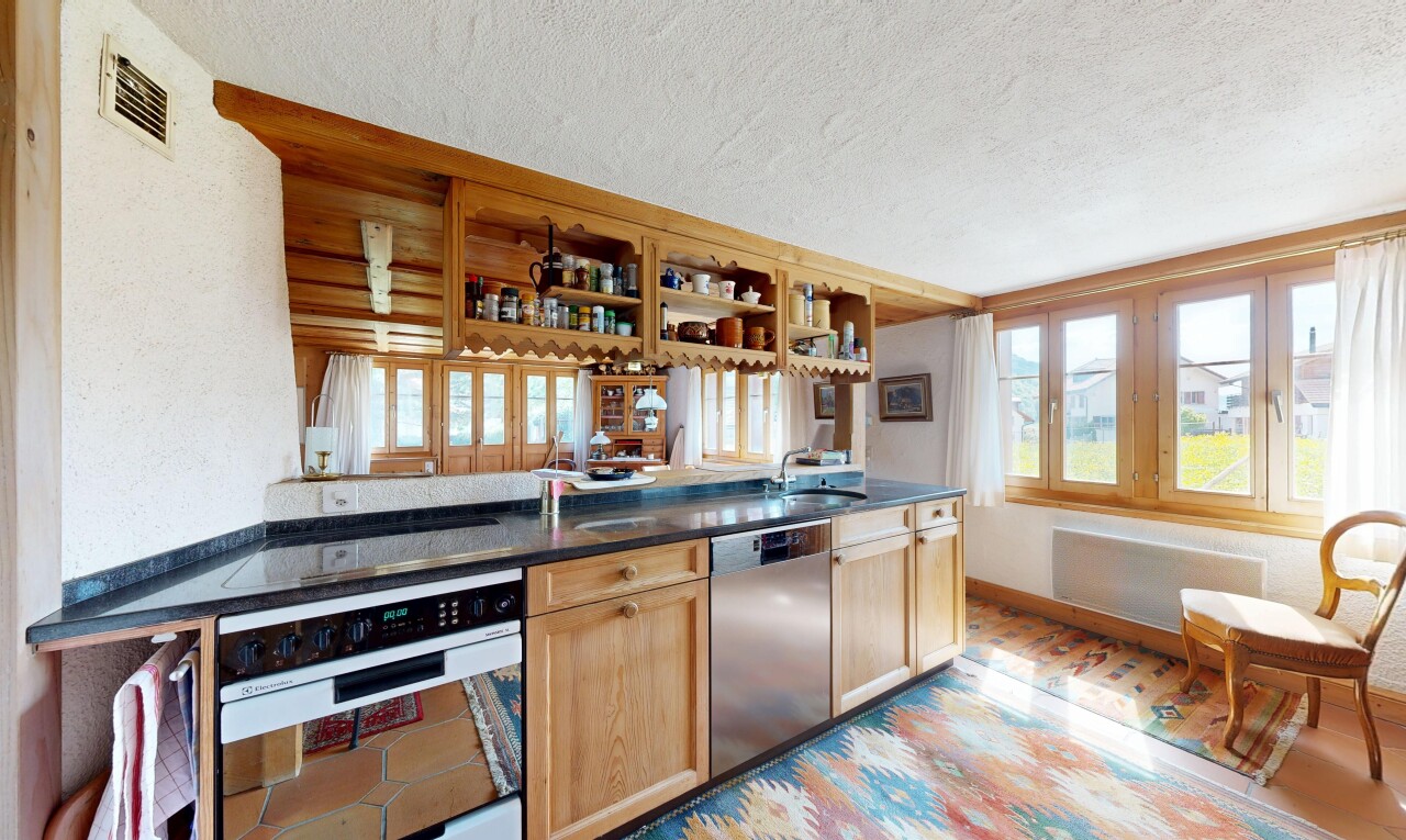 cuisine avec armoires de style shaker, shaker cabinets, four, plafond texturé, et textured ceiling