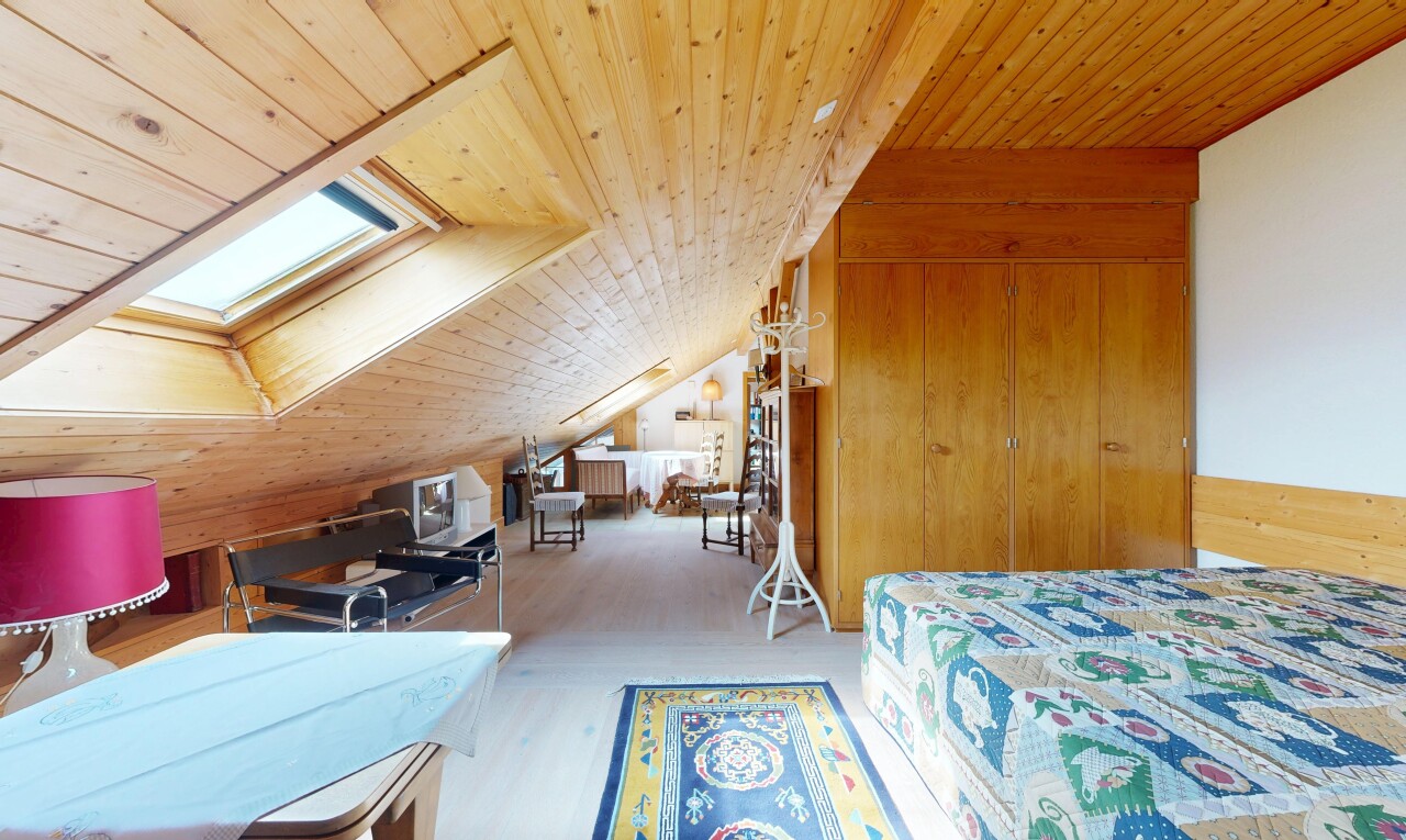 chambre avec plafond en bois, wood ceiling, pièce supplémentaire, puits de lumière, et inside property