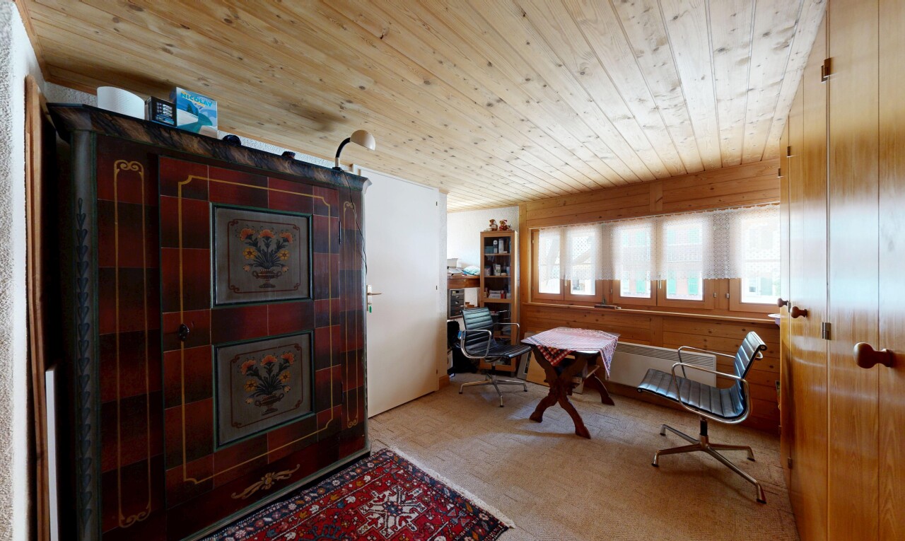 bureau avec wood ceiling, plafond en bois, inside property, carpet, et moquette