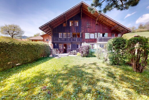 façade avec from property, pelouse, bardage vertical, day time, et bardage en bois